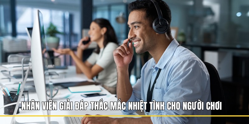 Nhân viên giải đáp thắc mắc nhiệt tình cho người chơi
